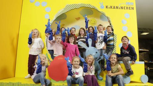 eine Kindergruppe mit ihren selbstgebastelten KiKANiNCHEN-Handpuppen