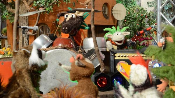 Wolle und Pferd präsentieren ihren selbstgeschriebenen Song. | Rechte: NDR/Uwe Ernst