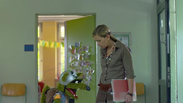 Die Lehrerin (Petra Frank) redet mit dem Wolf. | Rechte: NDR/Sesame Workshop