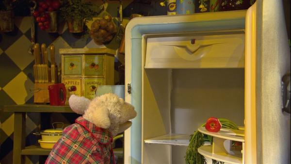 Der Kühlschrank ist schon wieder leer. Wolle ärgert sich, weil er sich immer um alles kümmern muss. | Rechte: NDR/Sesame Workshop