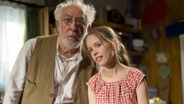 Emma (Matilda Hemminger) lebt glücklich mit ihrem Opa (Dieter Hallervorden)  zusammen. | Rechte: NDR/Thorsten Jander