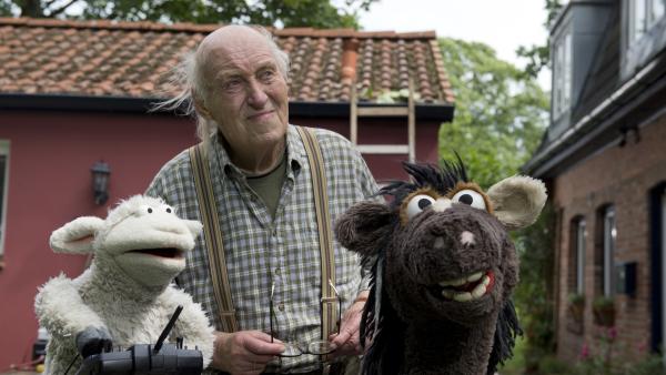 Wolle und Pferd besuchen ihren Nachbarn Herr Wöllke. | Rechte: NDR/Sesame Workshop