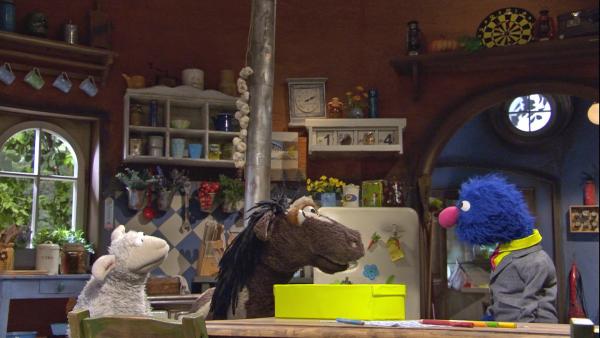 Wolle und Pferd lassen sich von Grobi neue Möbel zeigen, die er verkaufen will. | Rechte: NDR/Sesame Workshop