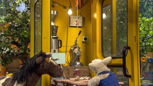 Wolle hat aus der Telefonzelle eine Kakaomaschine gebaut. | Rechte: NDR/Sesame Workshop