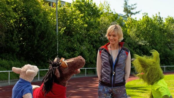 Die Olympiasiegerin Heike Drechsler leitet die Möhrympischen Spiele. | Rechte: NDR/Sesame Workshop