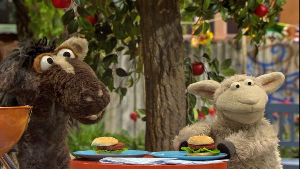 Pferd und Wolle freuen sich auf ihre leckeren Möhren-Burger. | Rechte: NDR/Sesame Workshop