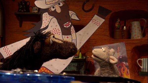 Pferd und Wolle beschließen, ihre David Haselhuf-Sachen an Polly zu verschenken. | Rechte: NDR/Sesame Workshop