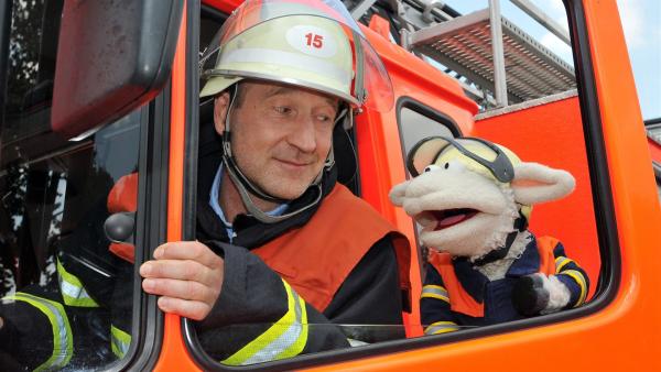Wolle will Feuerwehrmann werden - Peter Lohmeyer fährt mit ihm zum Einsatz. | Rechte: NDR/UWE ERNST