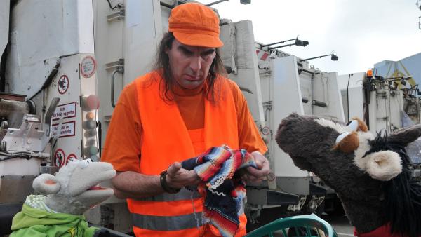 Ein Müllmann (Guildo Horn) zeigt Pferd und Wolle, was man aus Schrott noch alles machen kann. | Rechte: NDR/UWE ERNST