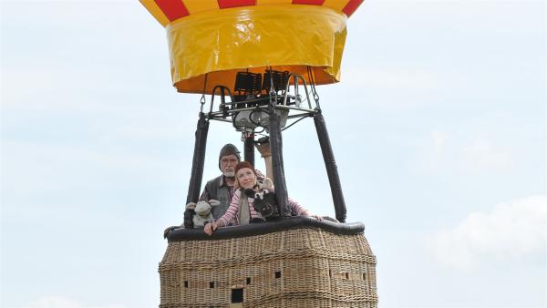 Pferd hat seine Flugangst überwunden und fliegt mit im Heißluftballon. | Rechte: NDR/UWE ERNST