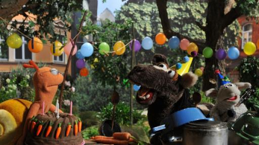 Finchen feiert mit Pferd und Wolle ihren Geburtstag
