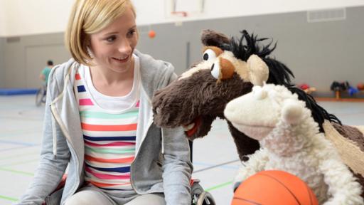 Rike mit Wolle und Pferd in einer Sporthalle