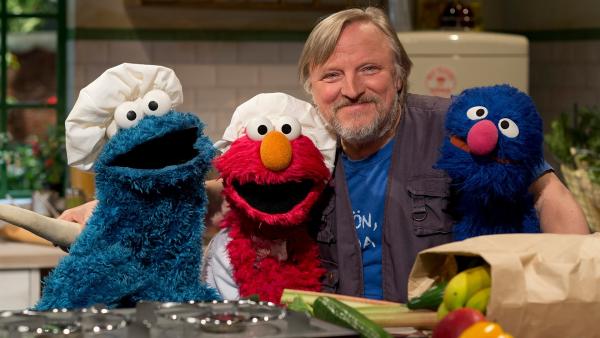 (v.l.n.r.) Krümel, Elmo, Axel und Grobi kochen zusammen. | Rechte: NDR