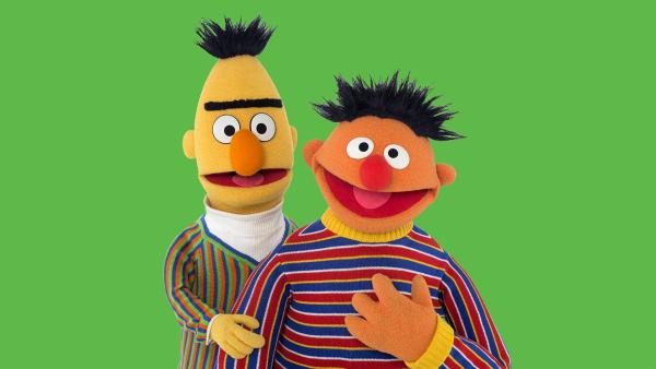 Ernie (re.) will wissen, was Bert (li.) sich gewünscht hat. | Rechte: NDR