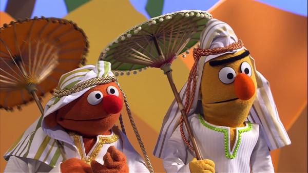 Ernie und Bert sind unterwegs. | Rechte: NDR