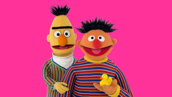 Bert (li.) lernt von Ernie (re.) zu bitten. | Rechte: NDR