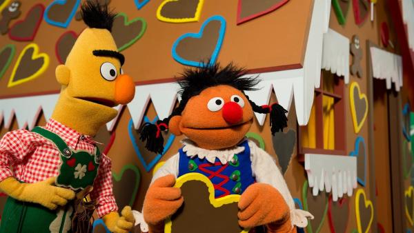 Ernie (re.) und Bert (li.) als Hänsel und Gretel | Rechte: NDR
