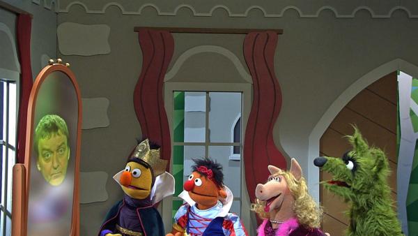 Schneewittchen (Ernie) und die Königin (Bert) schauen in den Spiegel. | Rechte: NDR