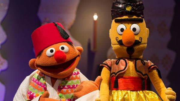 Ernie und Bert in „Aladin und die Wunderlampe“ | Rechte: NDR