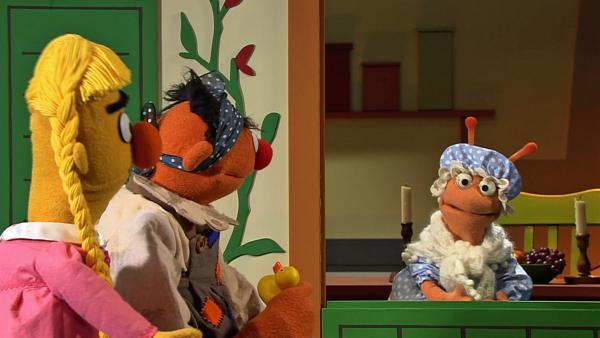 Ernie und Bert besuchen als Pechmarie und Goldmarie Frau Holle. | Rechte: NDR