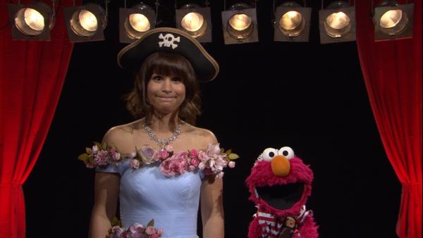 Cristina (l.) und Elmo (r.) erklären, was eine Schauspielerin macht. | Rechte: NDR
