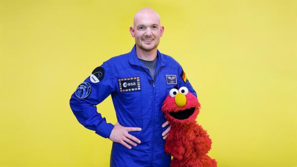 Astro-Alex (li.) und Elmo (re.) erklären „schwerelos“. | Rechte: NDR