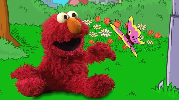 Elmo freut sich über einen Schmetterling. | Rechte: NDR