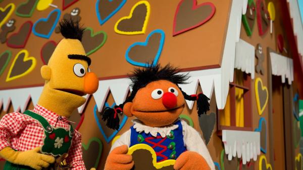 Ernie (r.) und Bert (l.) als Hänsel und Gretel | Rechte: NDR/Sesame Workshop Foto: NDR