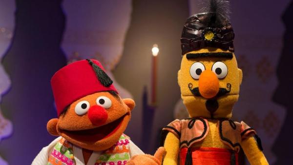 Ernie und Bert in Kostümen für Aladin und die Wunderlampe. | Rechte: Torsten Jander