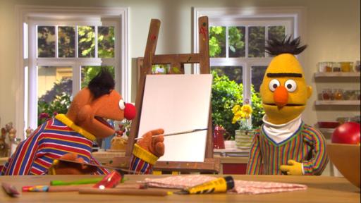 Ernie steht links vor einer Staffelei mit Pinsel in der Hand und Bert steht rechts daneben