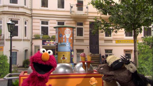 Elmo und Pferd stehen vor einem Eiswagen | Rechte: NDR Foto: NDR Screenshot