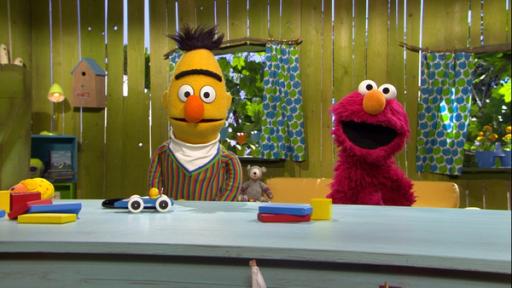 Bert und Elmo in Elmos Spielehaus