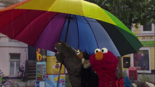 Elmo und Pferd unter einem bunten Regenschirm | Rechte: NDR