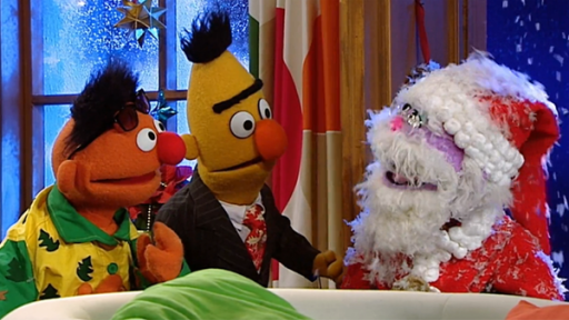 Ernie und Bert mit ihrem Weihnachtsbaum