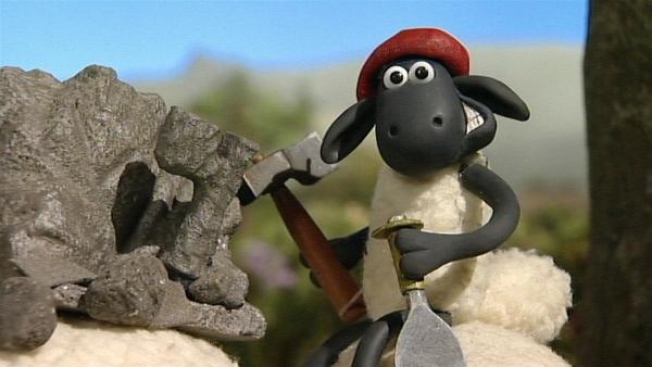 Shaun versucht sich als Bildhauer. Einen Stiefel hat er schon frei gehauen. | Rechte: WDR/Aardman Animation Ltd./BBC