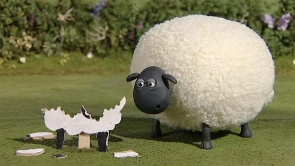 Shirley frisst einfach alles, was ihr vor die Nase kommt – auch den falschen Schafen kann sie nicht widerstehen. | Rechte: WDR/Aardman Animation Ltd./BBC