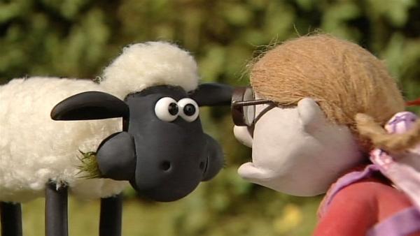 Freund oder Feind? Die Nichte des Farmers ist zu Besuch. Aug' in Aug' steht ihr Shaun gegenüber. | Rechte: WDR/Aardman Animation Ltd./BBC