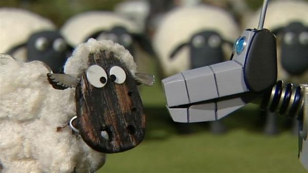 Einem falschen Hund steht ein falsches Schaf gegenüber. Wird der Roboterhund das merken? | Rechte: WDR/Aardman Animation Ltd./BBC