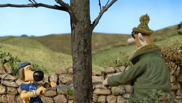 Der Baum muss weg! Bitzer hilft dem Farmer beim Fällen. | Rechte: WDR/Aardman Animation Ltd./BBC