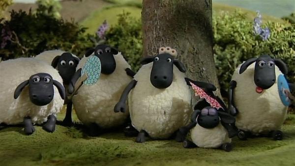 Die Hitze ist unerträglich auch der Baum bietet ein wenig kühlenden Schatten. Die Schafe leiden. | Rechte: WDR/Aardman Animation Ltd./BBC