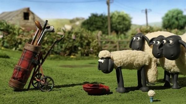 Der Farmer hat die Golfausrüstung auf der Weide gelassen. Kann Shaun ein Spiel wagen? | Rechte: WDR/Aardman Animation Ltd./BBC