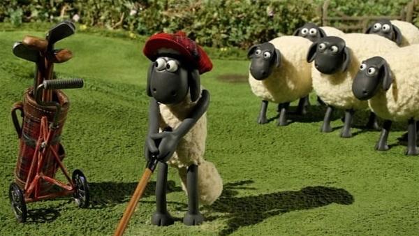 Shaun wagt ein Golfspielchen. Kann doch nicht so schwer sein den Ball richtig zu schlagen. | Rechte: WDR/Aardman Animation Ltd./BBC