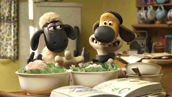 Shaun und Bitzer wollen für den Farmer und seine Freundin ein tolles Essen kochen. | Rechte: WDR/Aardman Animation Ltd./BBC