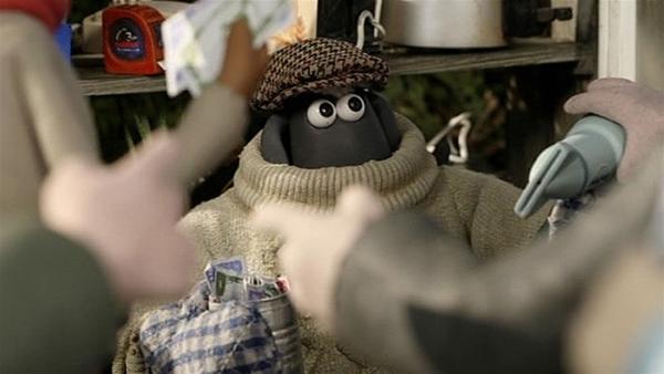 Verkleidet mit dickem Pullover und Kappe sieht kein Mensch, wer Shaun wirklich ist. | Rechte: WDR/Aardman Animation Ltd./BBC