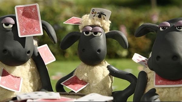 Ein Kartenspiel macht Shaun und den anderen Schafen viel Spaß. Ob das mit rechten Dingen zugeht? | Rechte: WDR/Aardman Animation Ltd./BBC