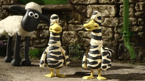 So komische Vögel hat Shaun noch nie gesehen. Oder haben die ihren Schlafanzug noch an? | Rechte: WDR/Aardman Animation Ltd./BBC