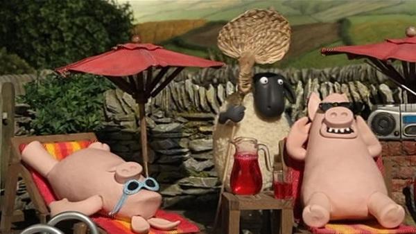 Die Schweine genießen die Zeit, in der Bitzer krank ist, und lassen die Schafe für sich arbeiten. | Rechte: WDR/Aardman Animation Ltd./BBC