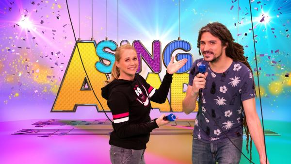 Singa mit ihrem Studiogast Toni. Er präsentiert seinen Song "Hauptstadtbingo". | Rechte: ZDF/MES GmbH