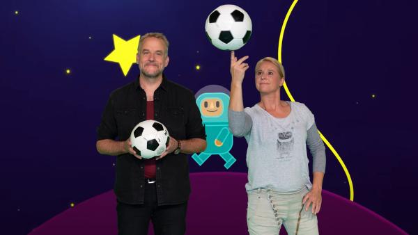 Wie die Aliens im Weltall Fußball spielen, verrät Dän bie "SingAlarm". | Rechte: ZDF/MES GmbH Wiesbaden