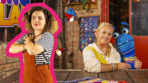 Alle meine Freunde | Rechte: ZDF Singa lehnt lächelnd an einem Tisch. Eine Frau mit Locken steht mit stolz daneben.